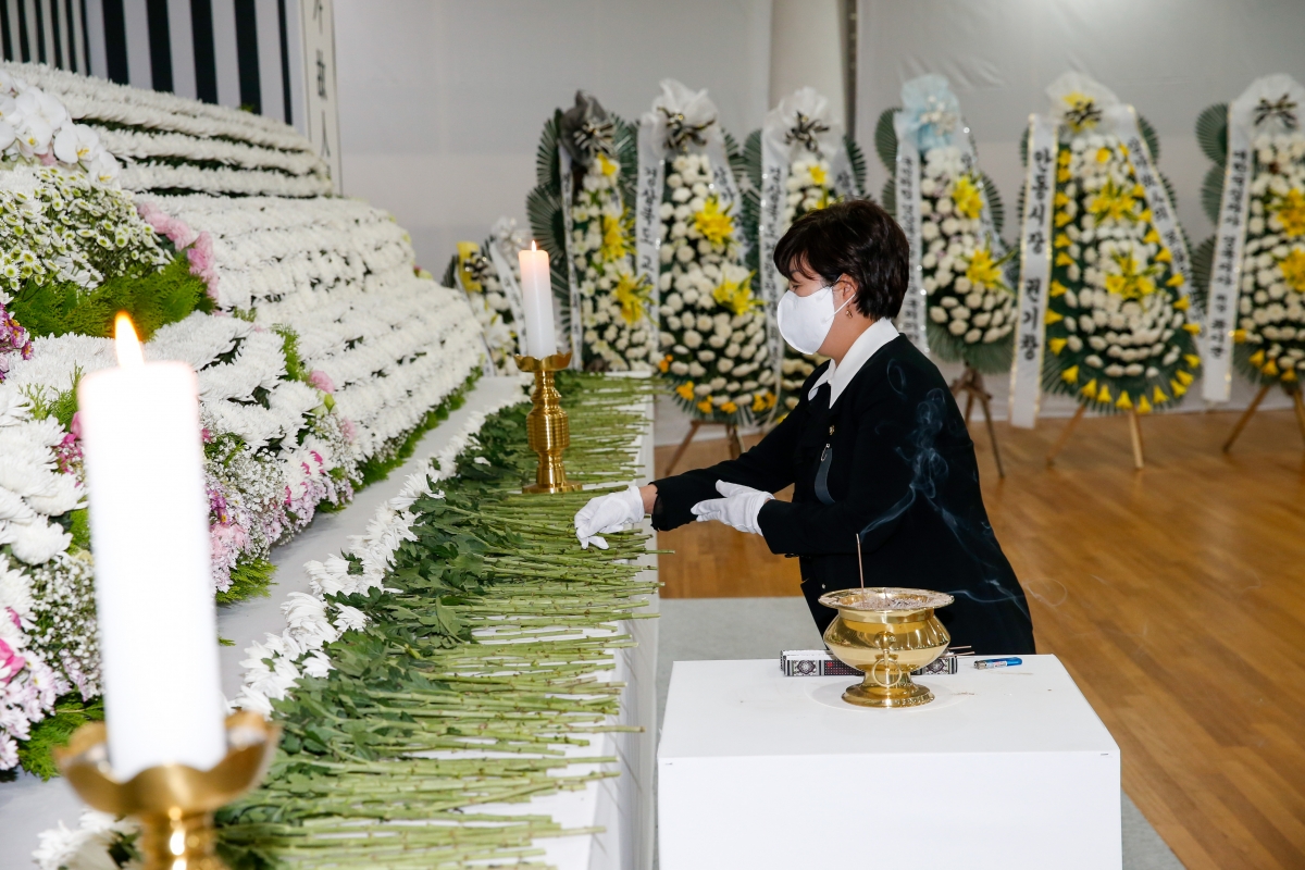 20221104-014[_P7U0023-이태원 사고 사망자 도민분향소 조문.JPG