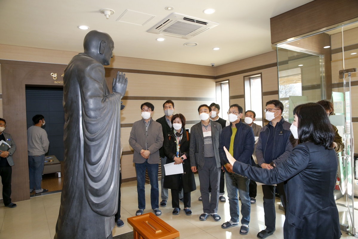 20221108-012[_P7U0506-1-폐회중 기획행정위원회 전남 영광군 백제불교 최초도래지 비교견학.jpg