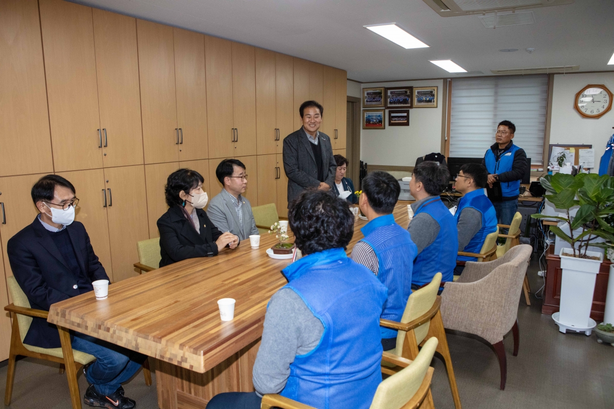 20221121-081[IMG_3191-신용하 의원 전국시군구공무원노동조합연맹 공주석 위원장으로 부터 감사패 수상.JPG