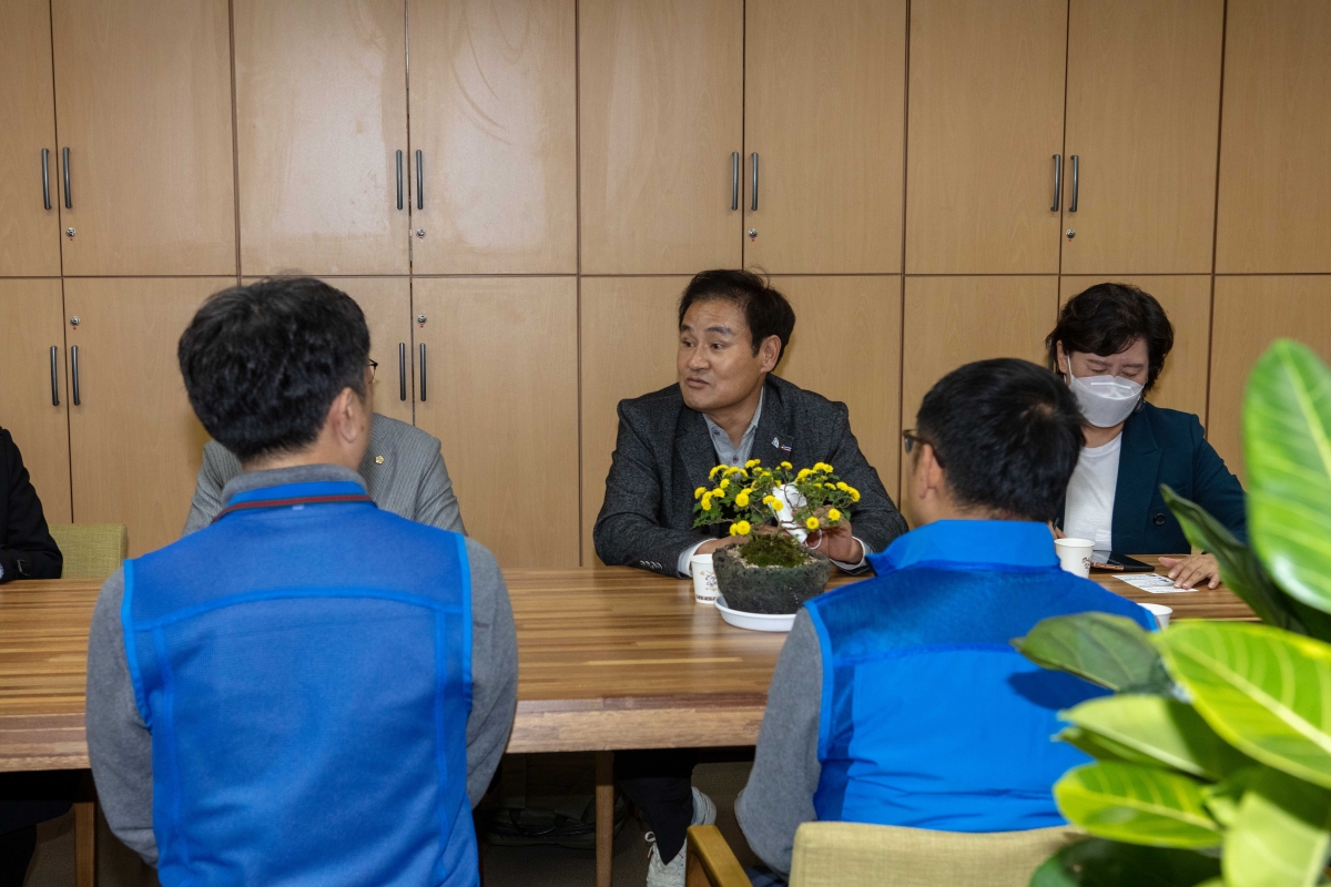 20221121-072[IMG_3177-신용하 의원 전국시군구공무원노동조합연맹 공주석 위원장으로 부터 감사패 수상.JPG