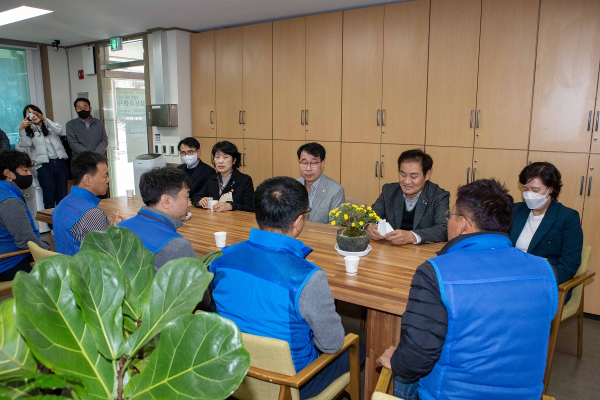 20221121-070[IMG_3171-신용하 의원 전국시군구공무원노동조합연맹 공주석 위원장으로 부터 감사패 수상.JPG