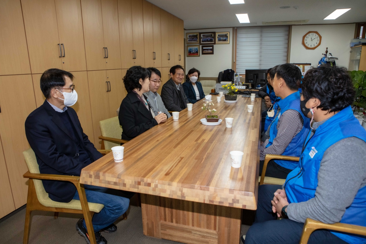 20221121-074[IMG_3181-신용하 의원 전국시군구공무원노동조합연맹 공주석 위원장으로 부터 감사패 수상.JPG