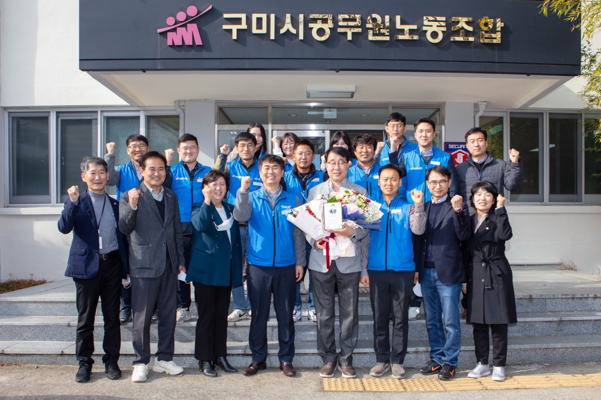 20221121-096[IMG_3218-신용하 의원 전국시군구공무원노동조합연맹 공주석 위원장으로 부터 감사패 수상.JPG