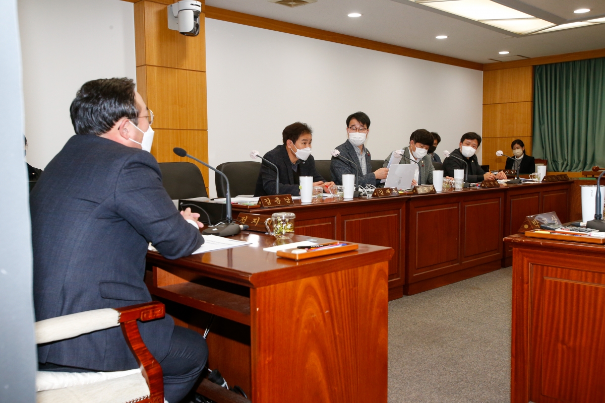 20230111-012[_P7U8764-제264회 임시회 기획행정위원회 조례안 심사활동.JPG