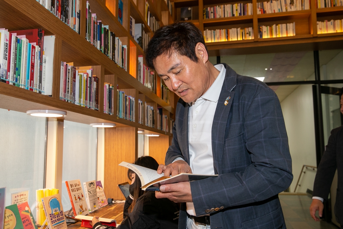 20230417-018[_P7U8171-제266회 임시회 기획행정위원회 전주시청내 책기둥도서관 비교견학.JPG