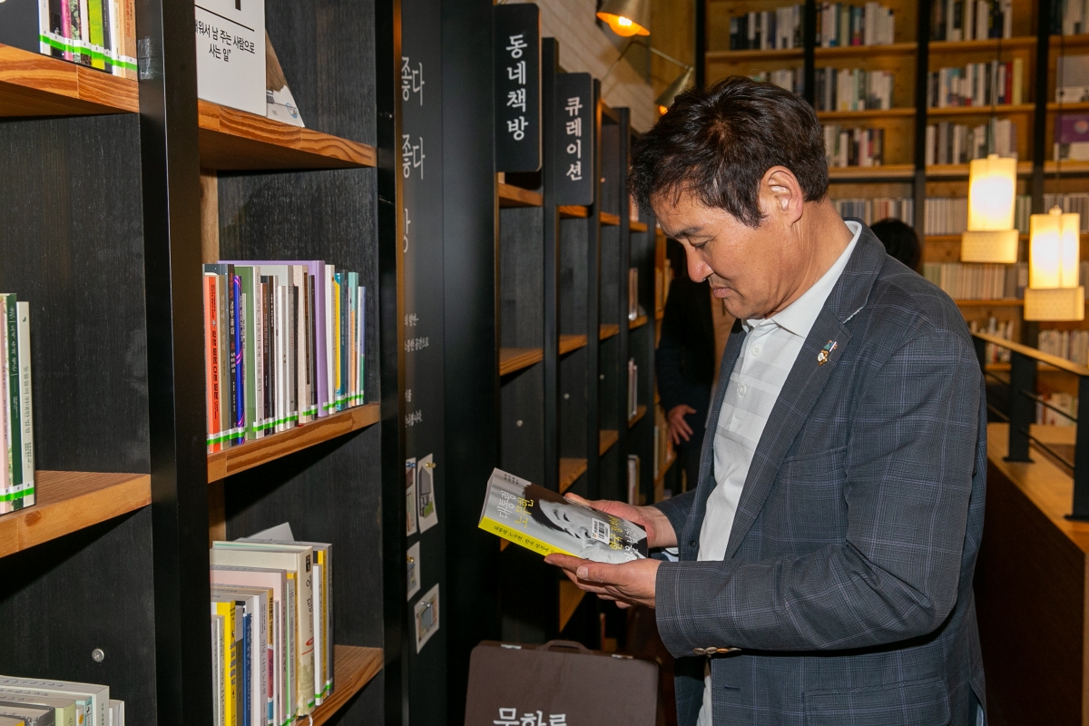 20230417-024[_P7U8181-제266회 임시회 기획행정위원회 전주시청내 책기둥도서관 비교견학.JPG