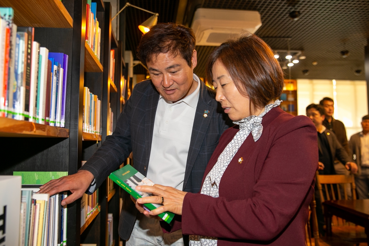 20230417-029[_P7U8195-제266회 임시회 기획행정위원회 전주시청내 책기둥도서관 비교견학.JPG