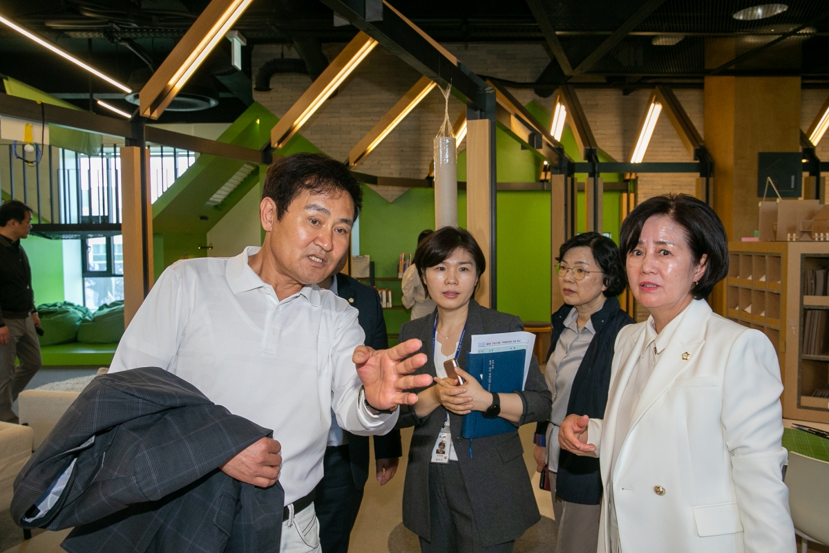 20230417-107[_P7U8404-제266회 임시회 기획행정위원회 전주시립도서관꽃심 비교견학.JPG