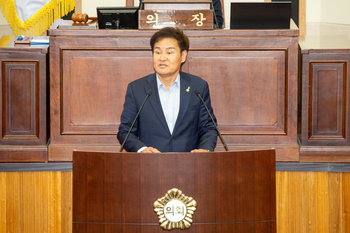 20230509-021[_P7U0906-제267회 임시회 제1차 본회의시 김재우 의원 신공항이전지원특별위원회 위원 선임의 건과 관련 질의토론.JPG