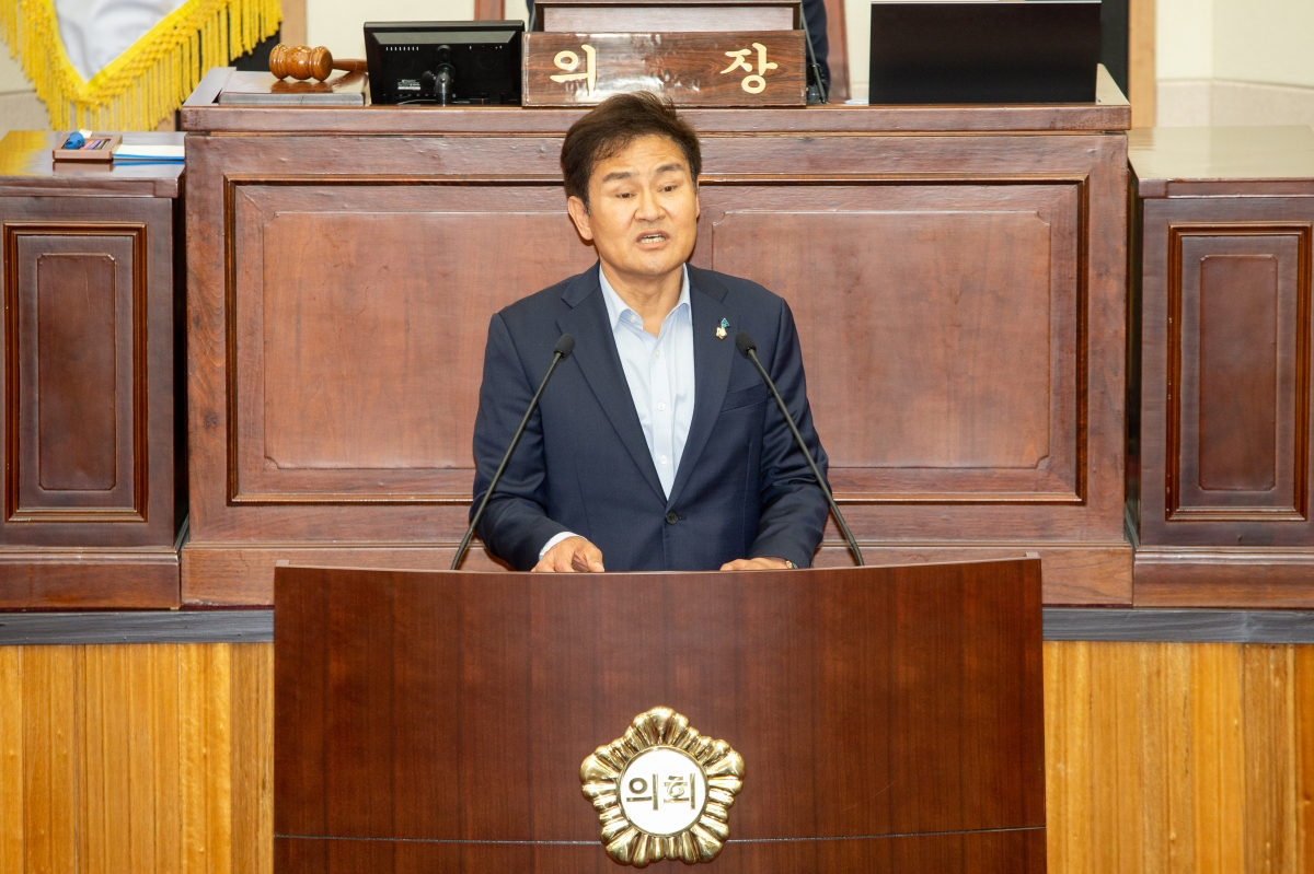 20230509-022[_P7U0909-제267회 임시회 제1차 본회의시 김재우 의원 신공항이전지원특별위원회 위원 선임의 건과 관련 질의토론.JPG