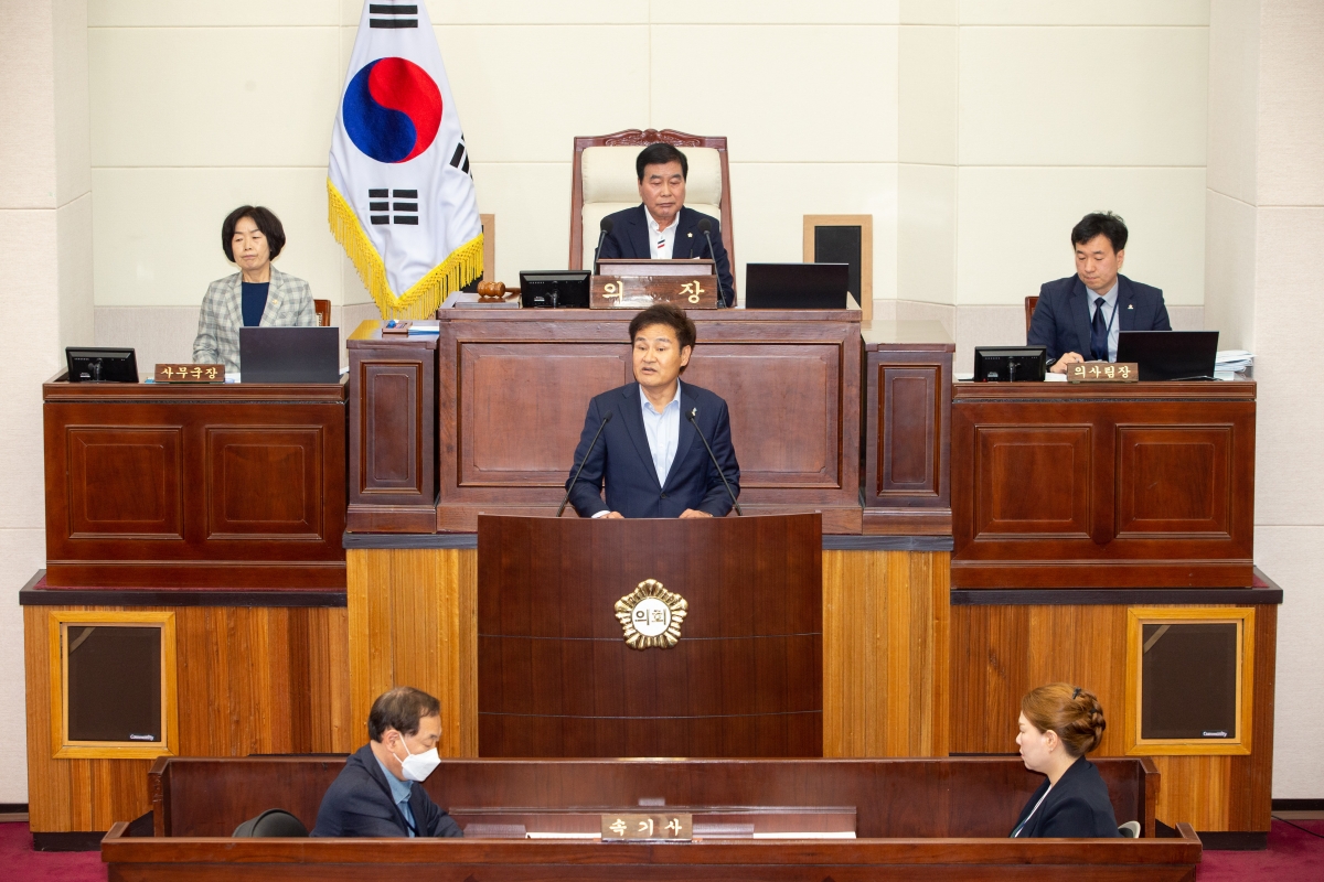 20230509-023[_P7U0914-제267회 임시회 제1차 본회의시 김재우 의원 신공항이전지원특별위원회 위원 선임의 건과 관련 질의토론.JPG