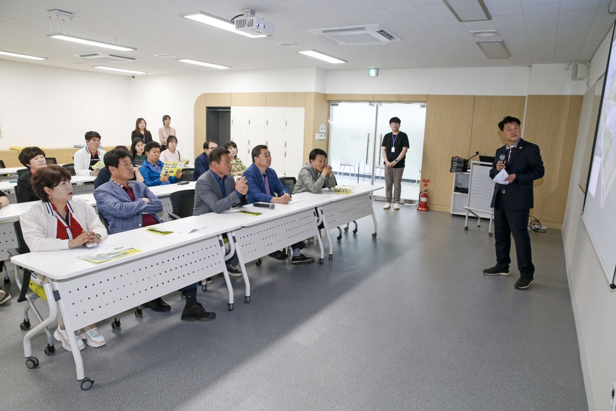 20230512-038[_P7U1403-1-제267회 임시회시 산업건설위원회 충남 천안시 성성호수공원 비교견학.jpg