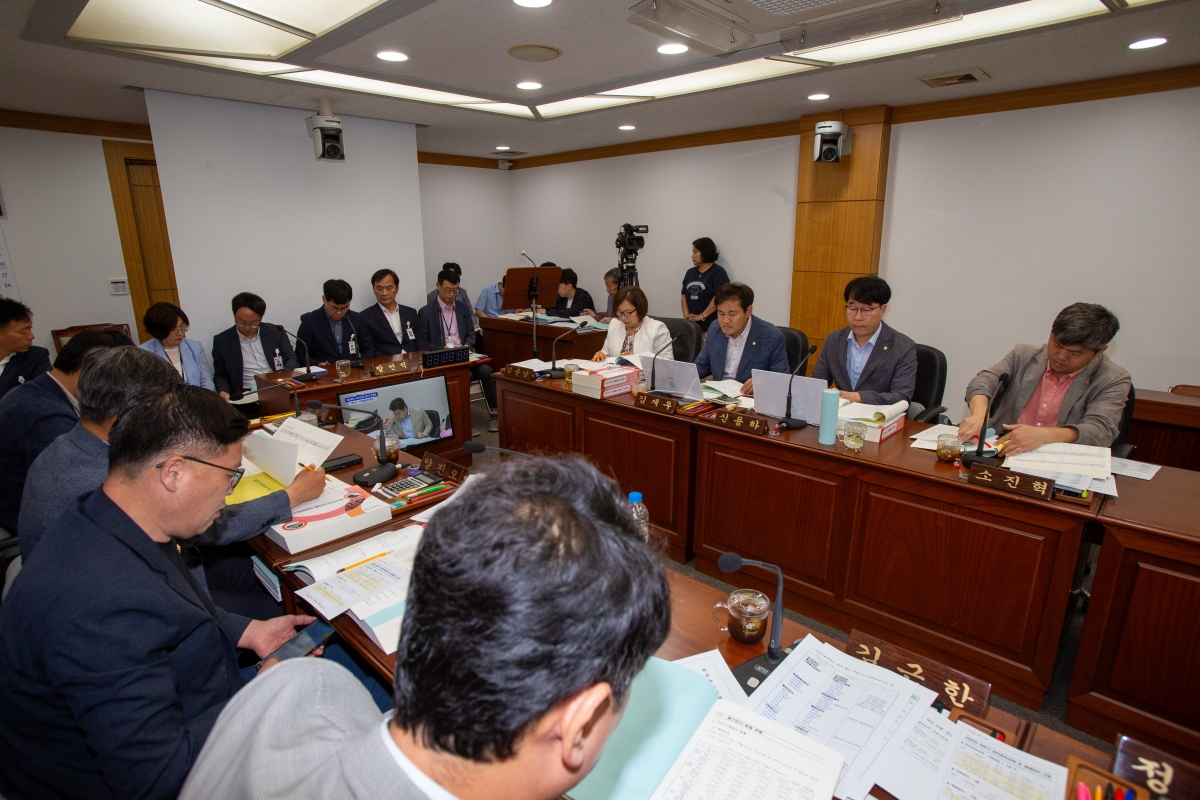 20230619-014[_P7U6108-제268회 정례회 기획행정위원회 소관 2022회계연도 세입・세출 결산 승인안 예비심사활동.JPG