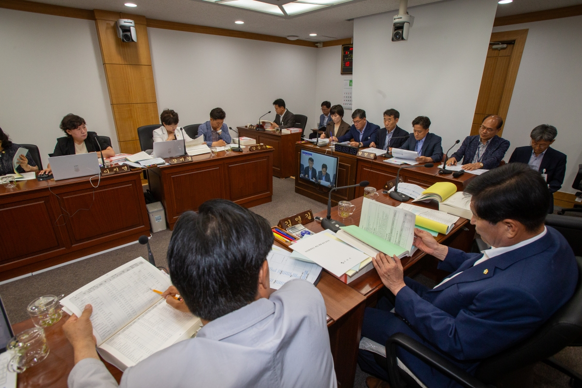 20230619-024[_P7U6085-제268회 정례회 산업건설위원회 소관 2022회계연도 세입・세출 결산 승인안 예비심사활동.JPG