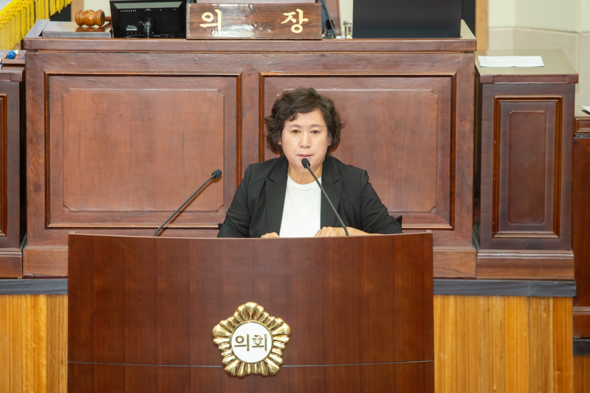 20230705-025[_P7U7726-제269회 임시회 제1차 본회의시 예산결산특별위원장에 호선된 이지연 의원 인사.JPG