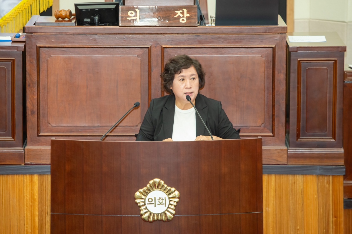 20230705-024[_P7U7724-제269회 임시회 제1차 본회의시 예산결산특별위원장에 호선된 이지연 의원 인사.JPG