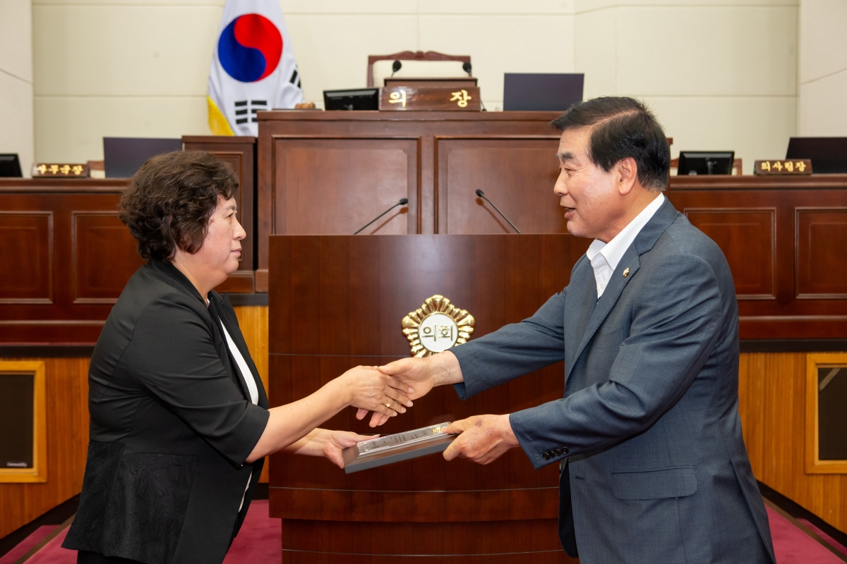 20230705-034[_P7U7754-제9대 구미시의회 개원 1주년 기념행사시 행정사무감사 우수 의원 및 공무원 표창.JPG