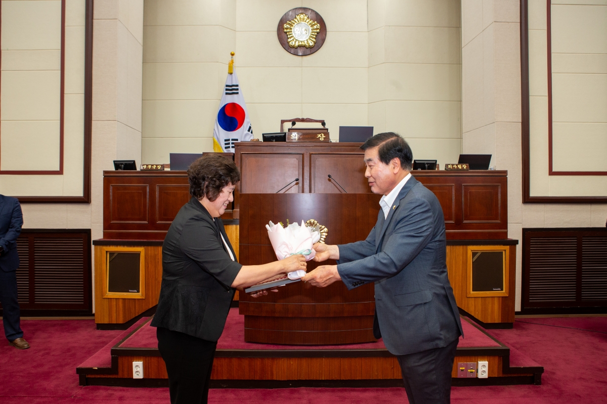 20230705-035[_P7U7758-제9대 구미시의회 개원 1주년 기념행사시 행정사무감사 우수 의원 및 공무원 표창.JPG