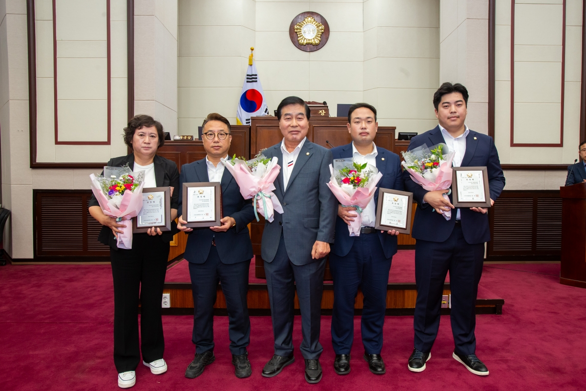 20230705-040[_P7U7775-제9대 구미시의회 개원 1주년 기념행사시 행정사무감사 우수 의원 및 공무원 표창.JPG