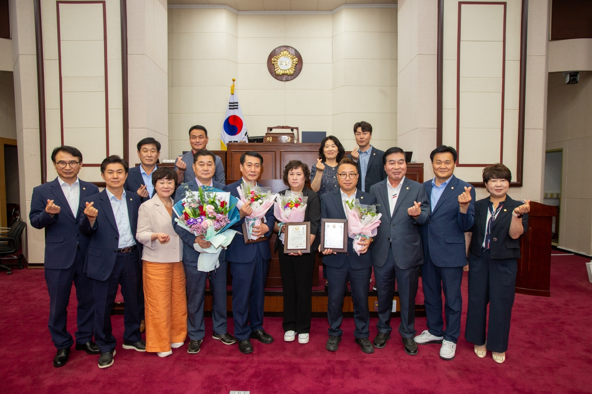 20230705-051[_P7U7812-제9대 구미시의회 개원 1주년 기념행사시 행정사무감사 우수 의원 및 공무원 표창.JPG