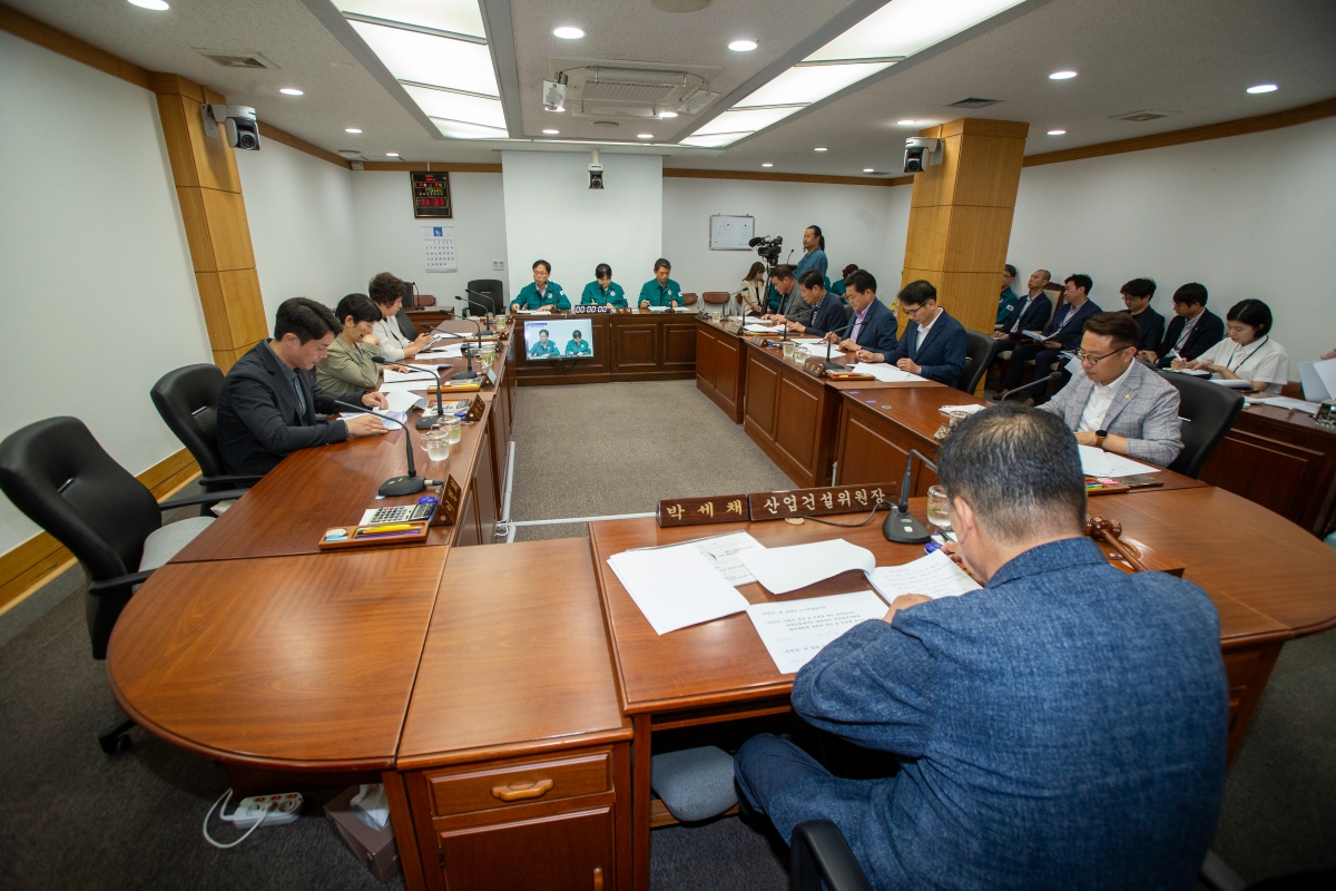 20230808-003[_P7U9746-폐회중 산업건설위원회 제6호 태풍 카눈 북상으로 인한 대처계획의 건 청취.JPG