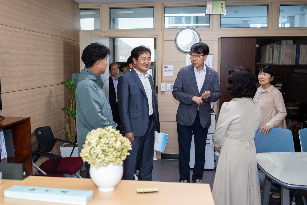 20231011-037[_P7U3310-의원연구단체 자치법규 연구회 문경시의회 방문.JPG