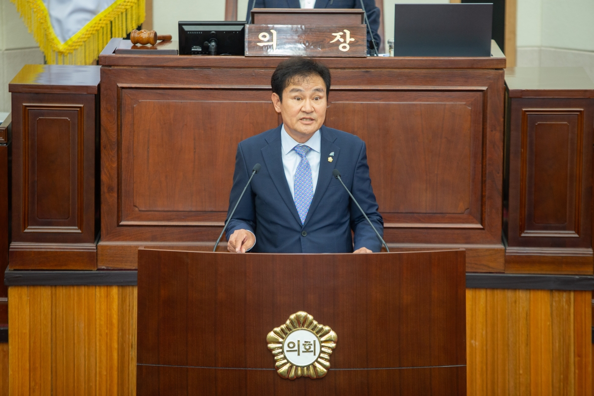 20231016-015[_P7U4291-제271회 임시회 제1차 본회의시 김재우 의원 구미시장 및 관계공무원 출석요구의 건 제안설명.JPG