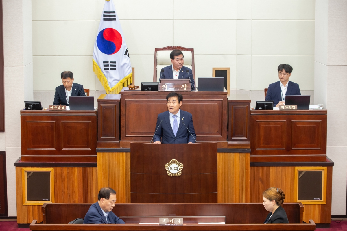 20231016-016[_P7U4294-제271회 임시회 제1차 본회의시 김재우 의원 구미시장 및 관계공무원 출석요구의 건 제안설명.JPG