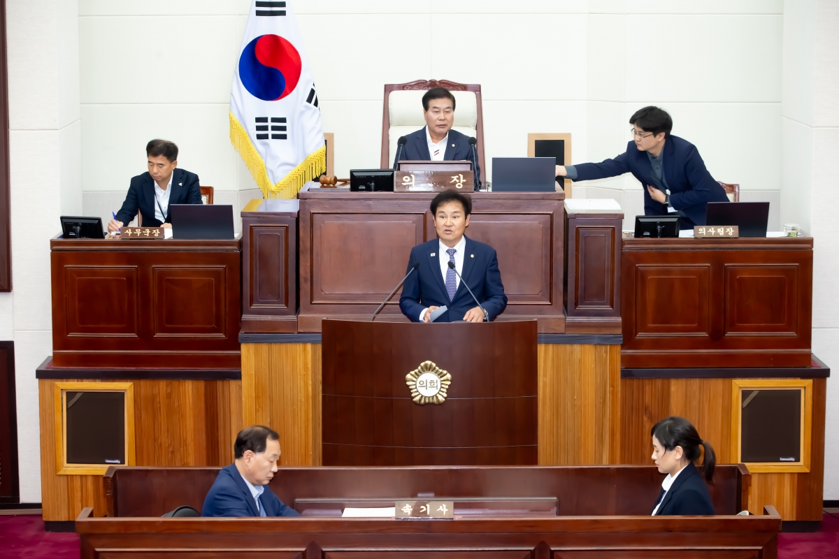 20231025-013[_P7U5796-제271회 임시회 제2차 본회의시 김재우 의원 시정질문.jpg