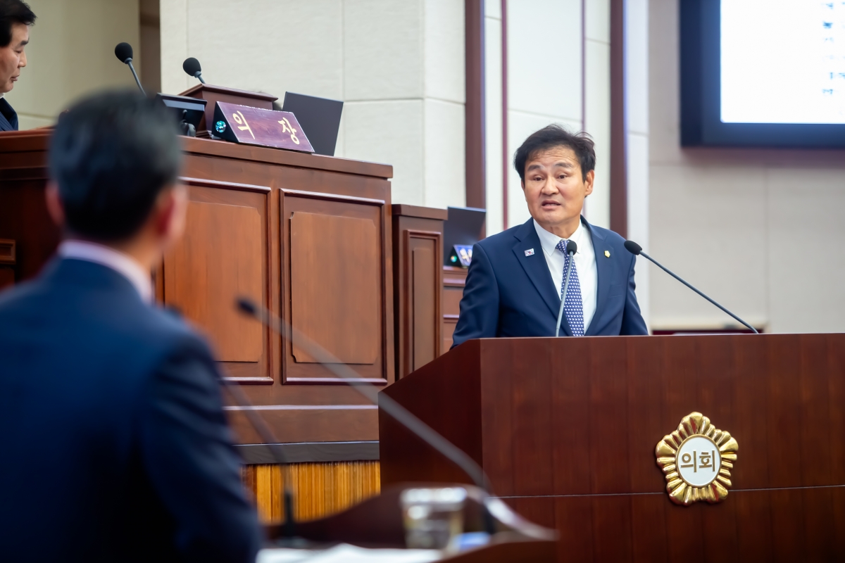 20231025-021[_P7U5838-제271회 임시회 제2차 본회의시 김재우 의원 시정질문.jpg