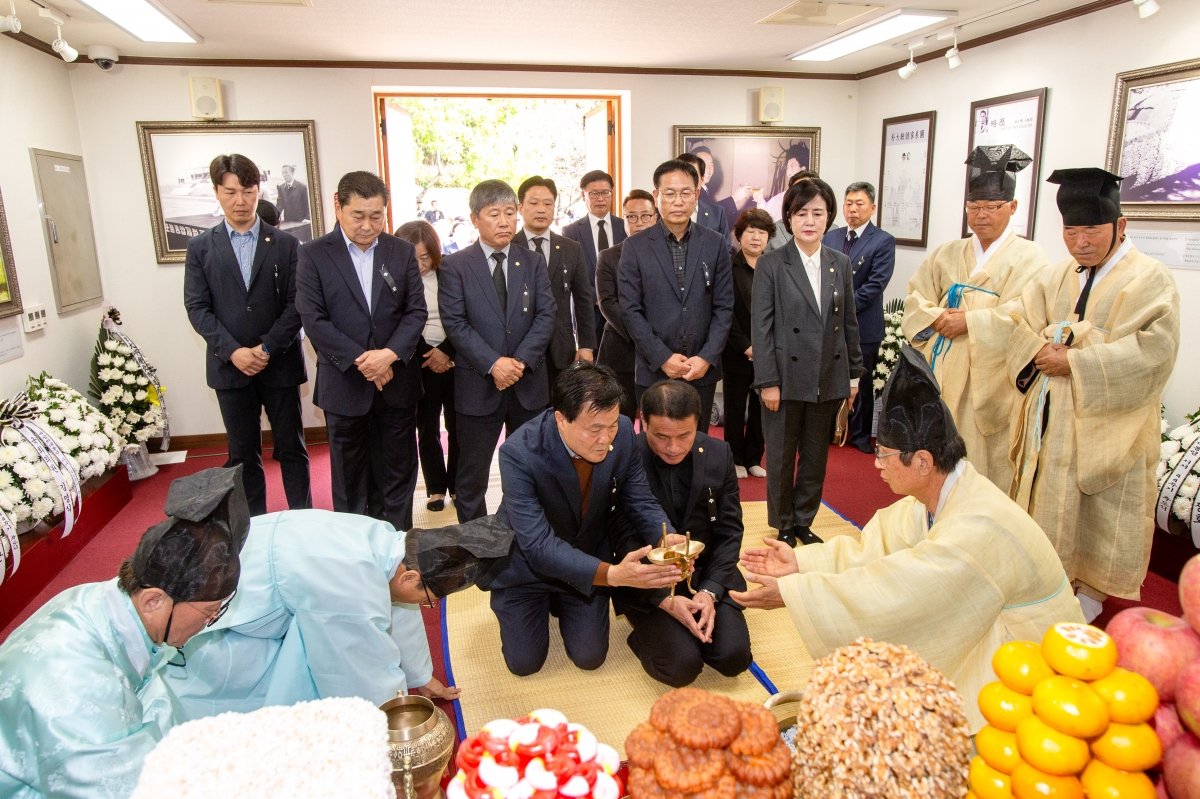 20231026-024[_P7U6083-박정희대통령 서거 44주기 추모제 및 추도식.jpg