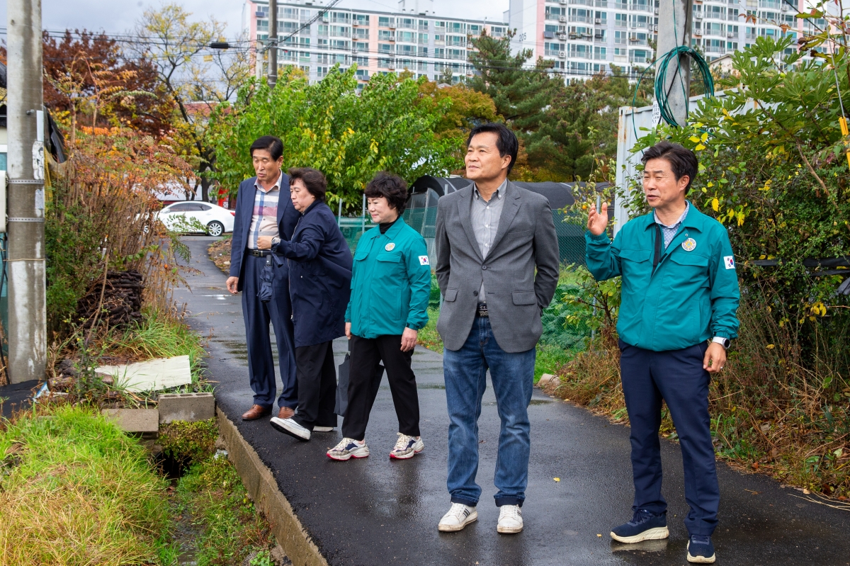 20231106-011[_P7U7917-신공항이전지원특별위원회 소음실사를 위한 대구광역시 동구 아라어린이공원 부근 현장 방문.jpg