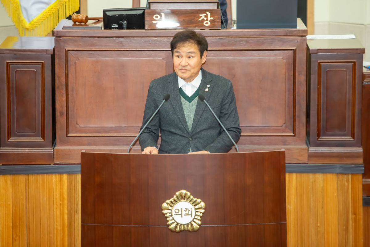 20231127-033[_P7U0709-제272회 제2차 정례회 제1차 본회의시 예산결산특별위원장에 호선된 김재우 의원 당선인사.jpg