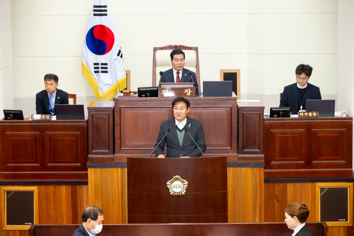 20231127-034[_P7U0711-제272회 제2차 정례회 제1차 본회의시 예산결산특별위원장에 호선된 김재우 의원 당선인사.jpg