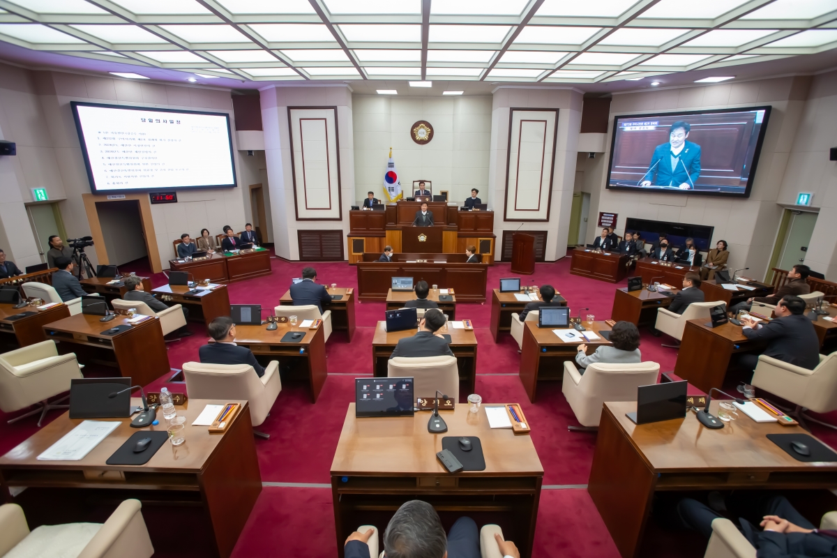 20231127-035[_P7U0714-제272회 제2차 정례회 제1차 본회의시 예산결산특별위원장에 호선된 김재우 의원 당선인사.jpg