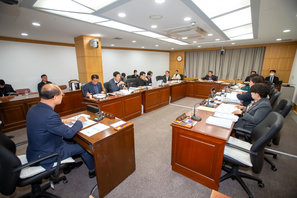 20231128-052[_P7U0821-제272회 제2차 정례회시 산업건설위원회 조례안 심사활동.jpg