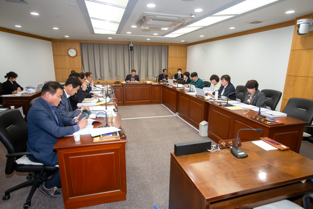 20231128-051[_P7U0818-제272회 제2차 정례회시 산업건설위원회 조례안 심사활동.jpg
