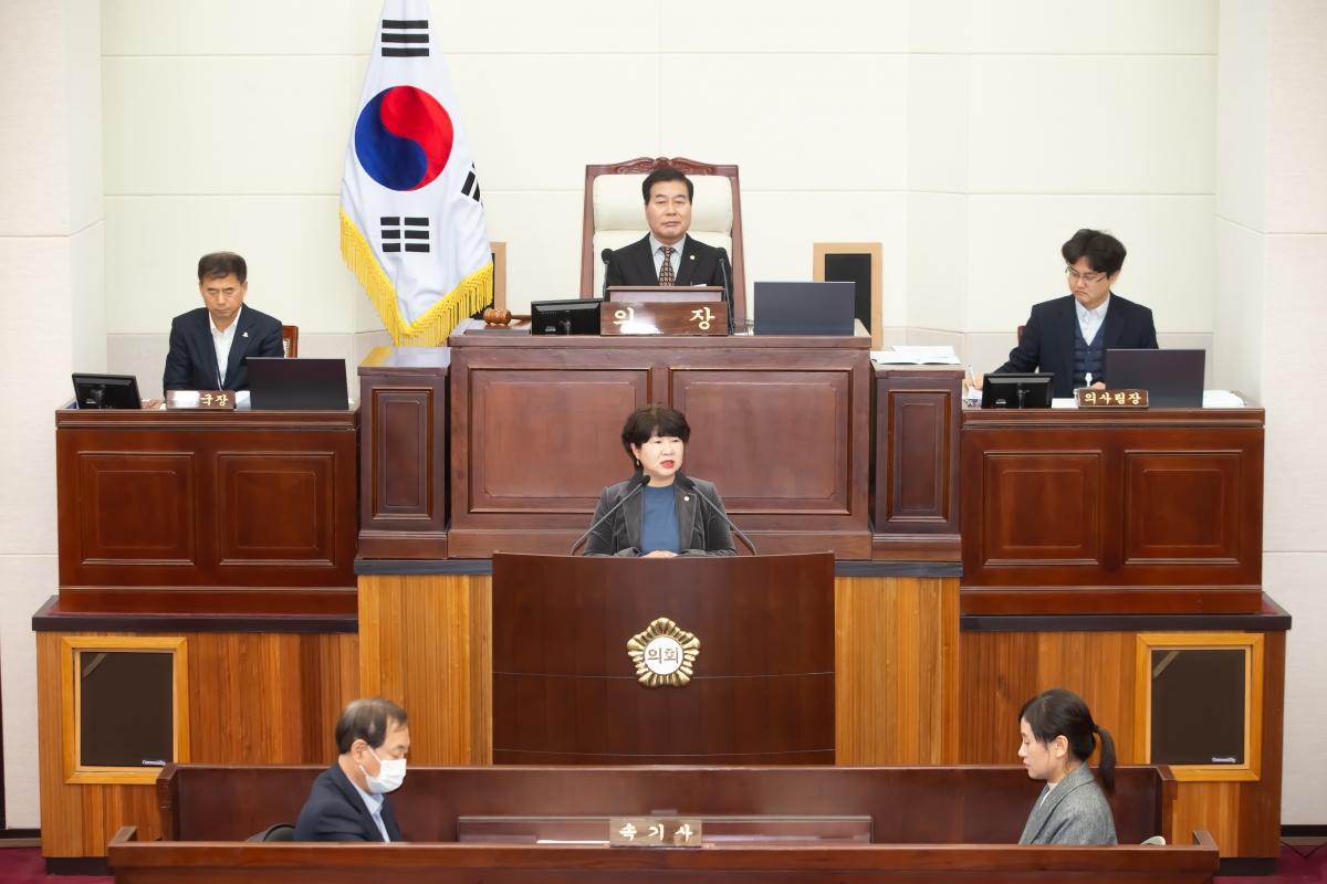 20231213-010[_P7U2906-제272회 제2차 정례회 제2차 본회의시 의원연구단체 농축산 환경개선연구회 대표의원 장미경 의원 결과보고.jpg