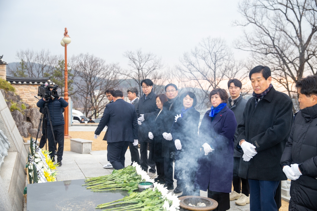 20240102-058[_P7U8900-2024년 새해 충혼탑 참배.jpg
