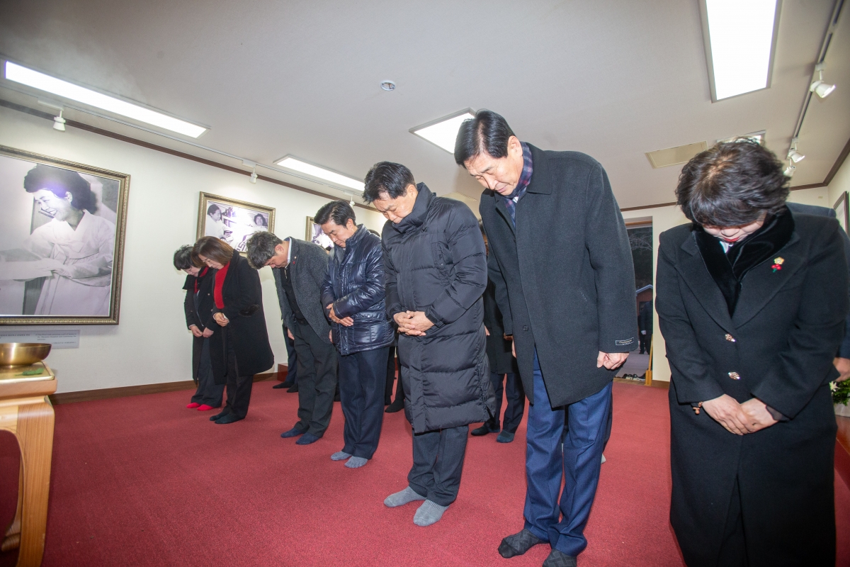 20240102-028[_P7U8836-2024년 새해 박정희 대통령 생가 참배.jpg