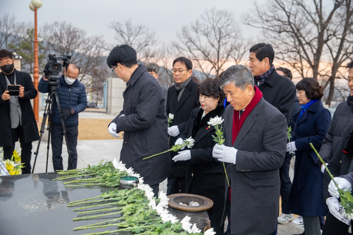 20240102-048[_P7U8884-2024년 새해 충혼탑 참배.jpg