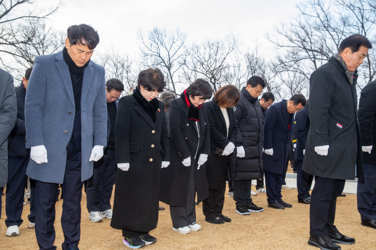 20240102-063[_P7U8911-2024년 새해 충혼탑 참배.jpg
