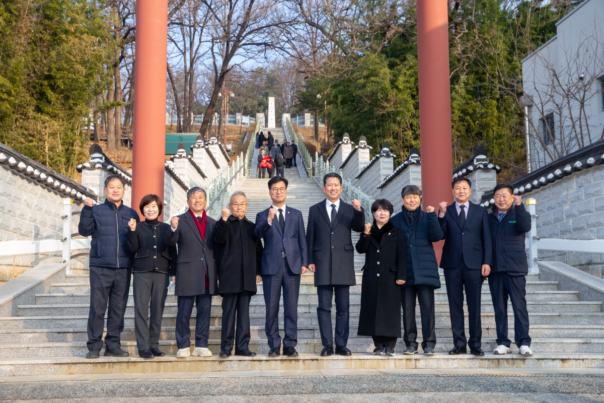 20240102-084[_P7U8975-2024년 새해 충혼탑 참배.jpg