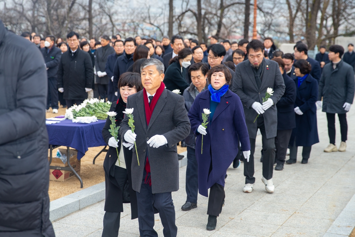 20240102-041[_P7U8874-2024년 새해 충혼탑 참배.jpg