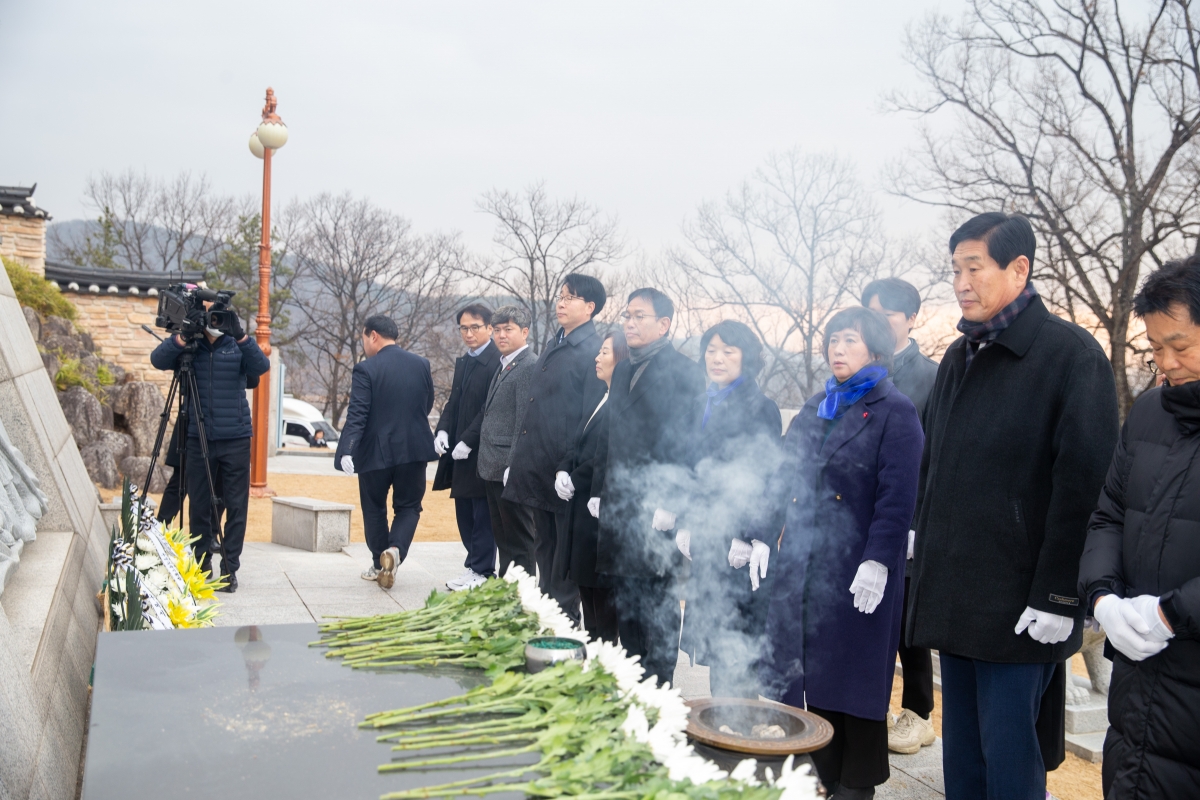 20240102-059[_P7U8901-2024년 새해 충혼탑 참배.jpg