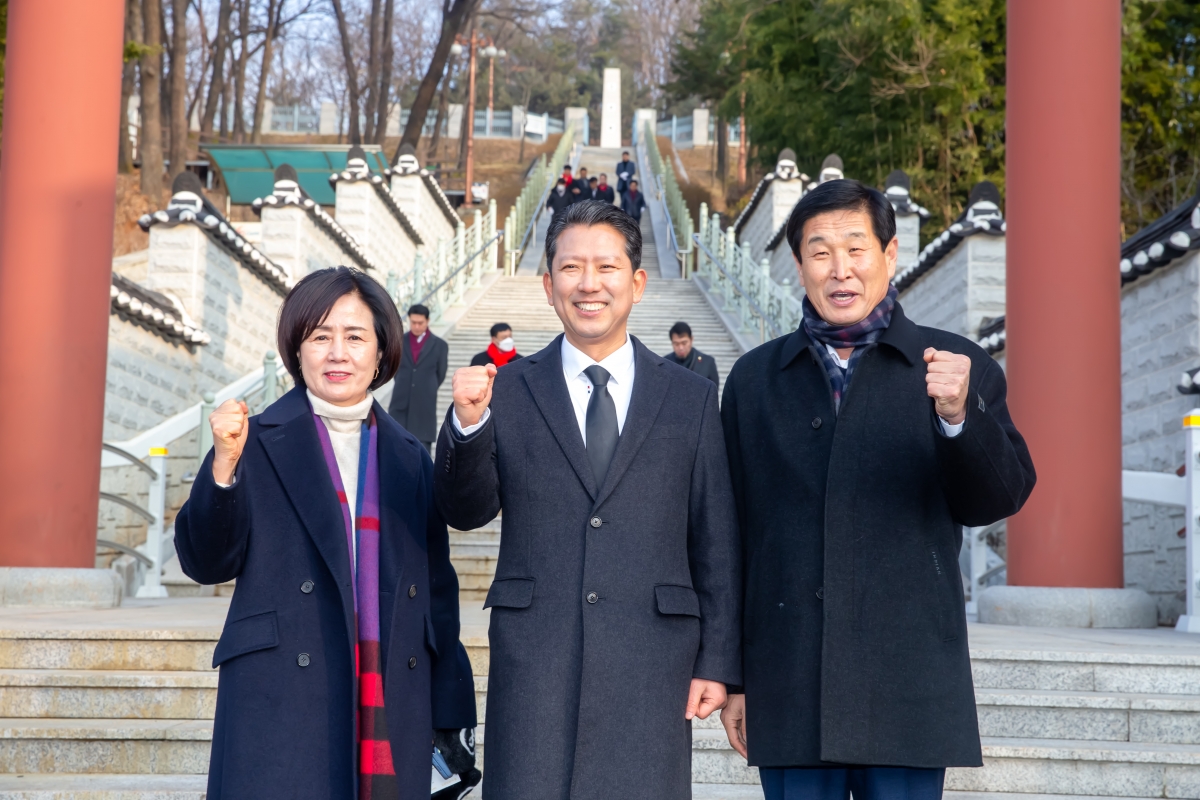 20240102-081[_P7U8960-2024년 새해 충혼탑 참배.jpg