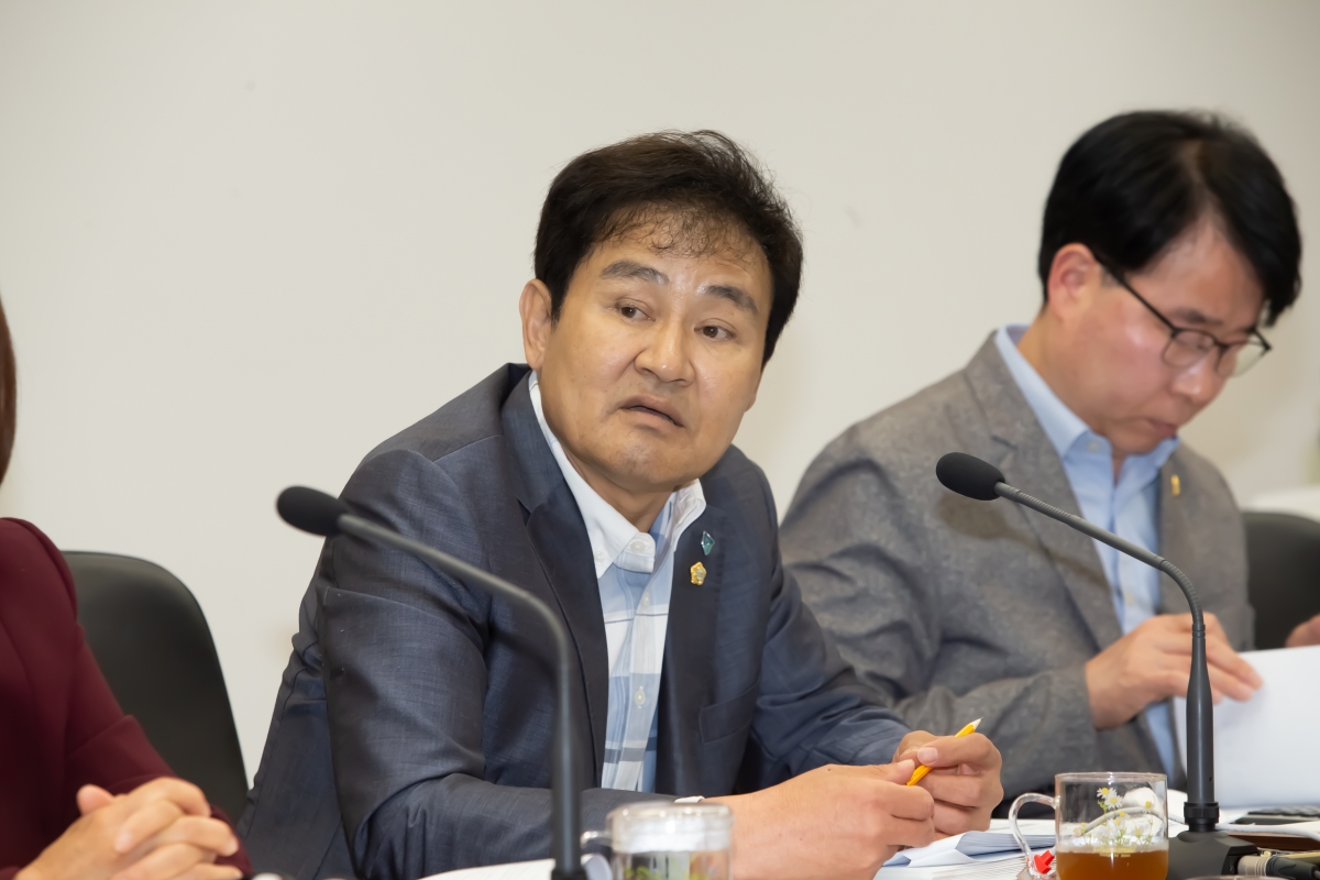 20240416-038[_P7U6193-제275회 임시회 기획행정위원회 소관 조례안 심사 및 2024년도 행정사무감사계획서 작성.jpg