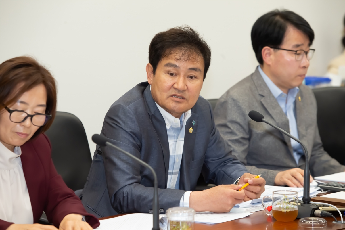 20240416-037[_P7U6185-제275회 임시회 기획행정위원회 소관 조례안 심사 및 2024년도 행정사무감사계획서 작성.jpg