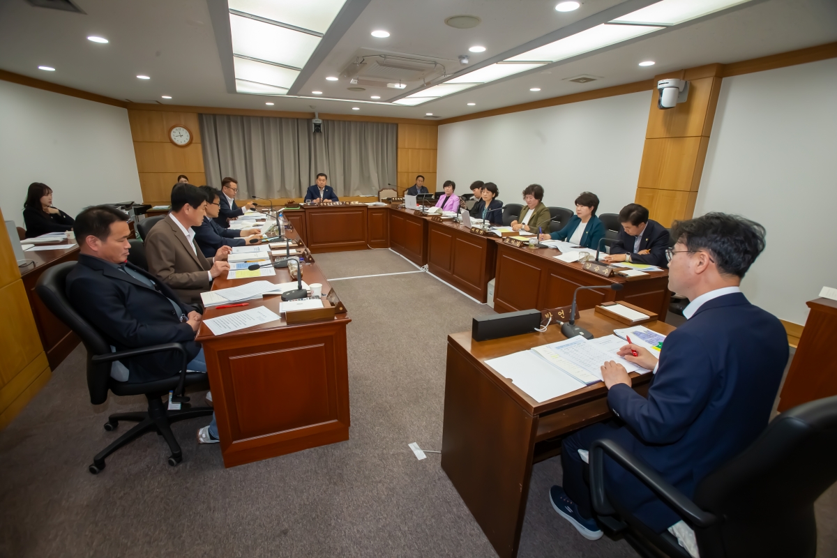 20240416-061[_P7U6204-제275회 임시회 산업건설위원회 소관 조례안 심사 및 2024년도 행정사무감사계획서 작성.jpg