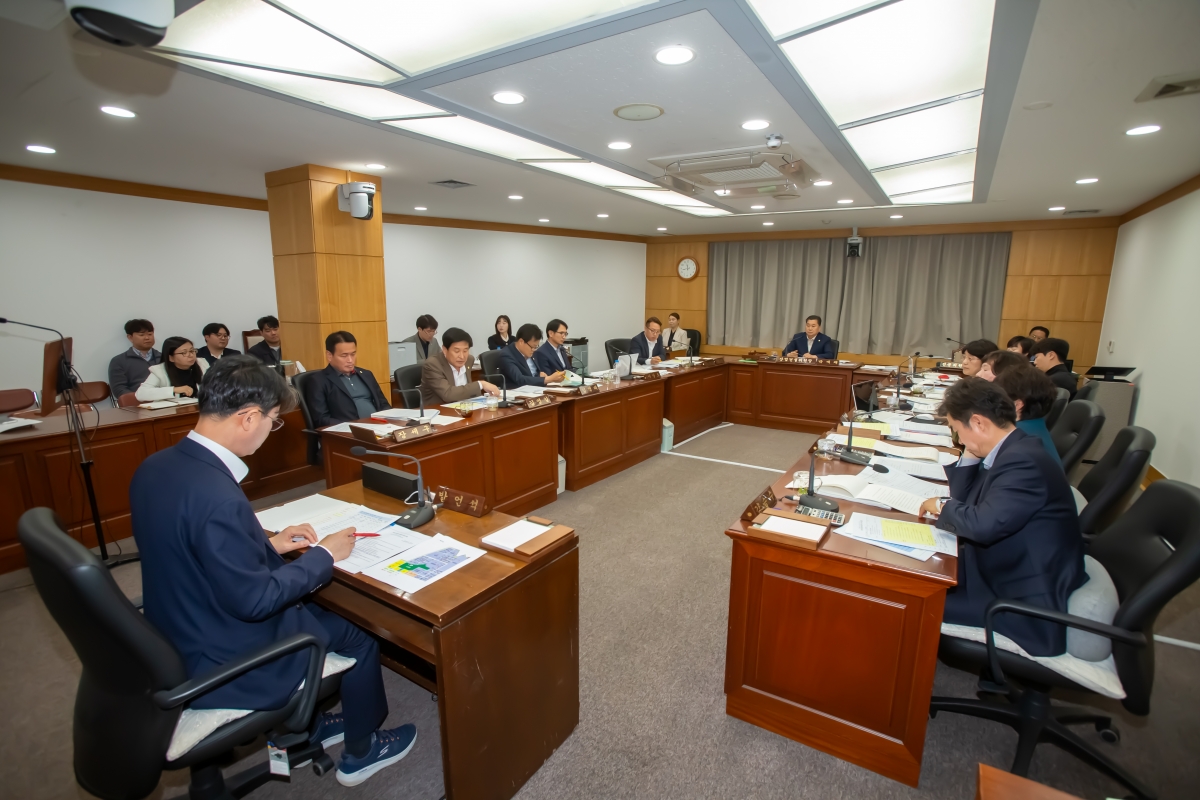 20240416-060[_P7U6201-제275회 임시회 산업건설위원회 소관 조례안 심사 및 2024년도 행정사무감사계획서 작성.jpg